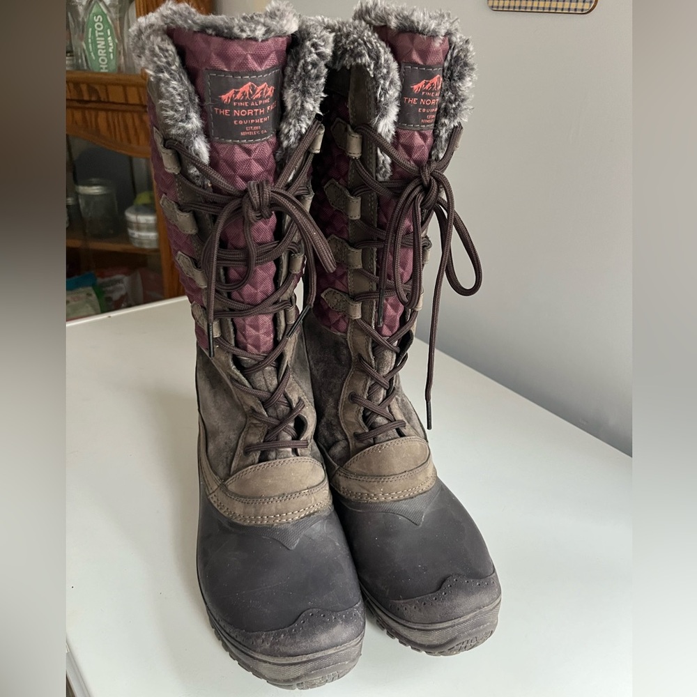 The North Face Shellista II Black Burgundy Quilted Waterproof Fur Boot Wms 10.5